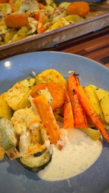 Manchmal ist das Einfachste das Allerbeste w Stell dir vor: Alles auf einem Backblech, gewürzt mit den feinsten Kräutern, üppig bedeckt mit Käse, und ja - noch mehr Käse!
Schieb alles in den Ofen und plötzlich wird die Garzeit zu deiner Freizeit. Du könntest jetzt alles Mögliche machen, aber warum nicht einfach mal durchatmen und den Tag Revue passieren lassen?
Mach’s dir gemütlich, während der Ofen die Arbeit übernimmt. #einfachkochen #entspannen #genießen #traybake #käse #foodbymargriet #pamperedchef #thermomix #vegetarisch #edelschmaus #heidisgenusswerkstatt #teamsteffiebbing