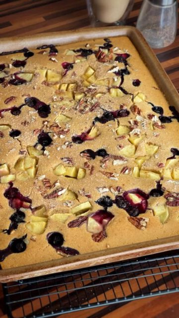 Starte genussvoll in den Tag! 🥞✨
Dieser Frühstücks-Pfannkuchen aus Hafer- und Dinkelmehl ist nicht nur super lecker, sondern auch voll mit guten Nährstoffen. 🍎🫐🥜
Getoppt mit Apfel, Heidelbeeren und Pekannüssen – ab in den Ofen und schon kann dein Tag entspannt beginnen. ☀️
#Frühstücksliebe #GesundesFrühstück #Haferliebe #Dinkelmehl #Ofenpfannkuchen #FoodByMargriet #ThermomixRezepte #Frühstücksidee #Mealprep #Soulfood #leckerschmecker #Edelschmaus #EnergieFürDenTag #GutenMorgenGenuss #einfachlecker