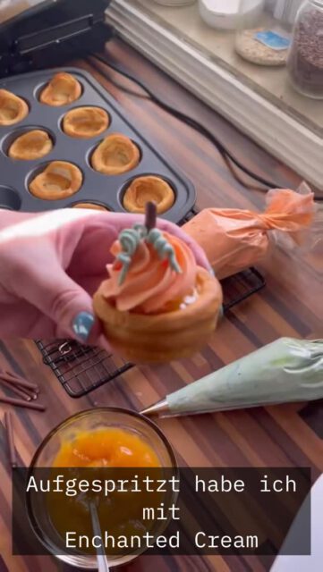 Kleiner Teig, große Wirkung! 🧡
Aus einfachem Croissantteig werden im Handumdrehen fluffige Mini-Kürbisse 🎃 – außen goldbraun, innen herrlich zart.
Ein süßer Herbstgruß, der einfach gute Laune macht! 🍁✨

#KürbisLiebe #HerbstGenuss #CroissantMagic #FoodByMargriet #PamperedChef #Backfreude #KürbisCupcakes #Herbstküche #SchnellUndLecker #KreativBacken #Rezeptidee #BackenMitLiebe