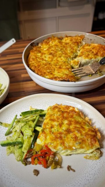 Wraps mal anders 😍
Gefüllt, zu Dreiecken gefaltet, wie eine Torte in die Form gelegt – oben drauf Schmand + Käse und ab in den Ofen.
Natürlich in Stoneware gebacken: außen schön goldig, innen herrlich saftig! 🧀✨
Wer würde sich ein Stück abschneiden? 😄

#wrapstorte #wraps #stoneware #ofengericht #schnellesabendessen