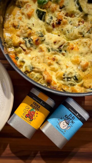 Werbung 💛
Wenn Gnocchi auf cremige Soße treffen… gibt’s kein Halten mehr 🤤
Dieses Gericht ist so einfach, dass selbst mein Ofen mitkocht 😄
Saftiges Hähnchen, Paprika, Spinat und eine richtig cremige Soße…
👉 und dann ab in den Ofen = Glück in nür eine Pfsnne ❤️
Perfekt für Tage, an denen man wenig Zeit hat, aber richtig gut essen will!
👉 Rezept findest du auf meiner Website
(Link in Bio 👆)
Wer würde hier sofort mitessen? 😍👇
#gnocchi #einfachlecker #allinone #pamperedchef #teamsteffiebbing