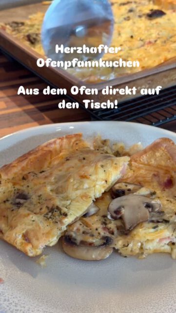 🥞🧀 Herzhafter Ofenpfannkuchen mit Schinken, Käse & Champignons
Manchmal sind die einfachsten Gerichte die allerbesten. ❤️ Dieser herzhafte Ofenpfannkuchen ist im Handumdrehen vorbereitet, kommt ganz entspannt aus dem Ofen und schmeckt jung und alt.
Die Kombination aus würzigem Schinken, geschmolzenem Käse und saftigen Champignons macht ihn herrlich herzhaft – perfekt zum Mittagessen oder für ein schnelles Abendessen.
✨ Tipp: Mit einem frischen Salat servieren und nach Belieben mit Kräutern verfeinern.
Würdest du ihn genauso backen oder noch etwas hinzufügen? Schreib es gerne in die Kommentare! 👇
#Ofenpfannkuchen #Herzhaft #SchnelleKüche #Champignons #Familienküche