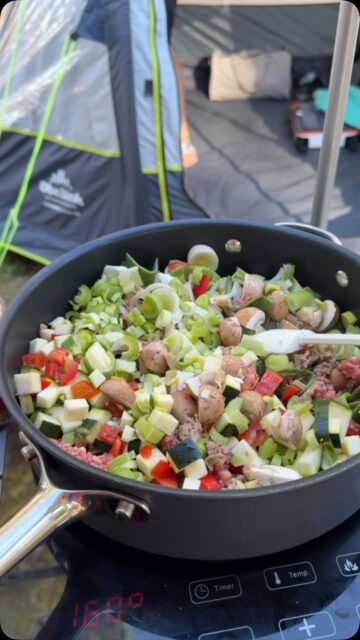 Campingküche ohne Schnickschnack! 🚐🍳
Eine Pfanne. Alles rein. Fertig. 😜
Wenig Abwasch, viel Geschmack – und mehr Zeit für die schönen Dinge im Urlaub. ☀️🍹
So muss Campingküche sein: einfach, schnell & richtig lecker! 😋❤️