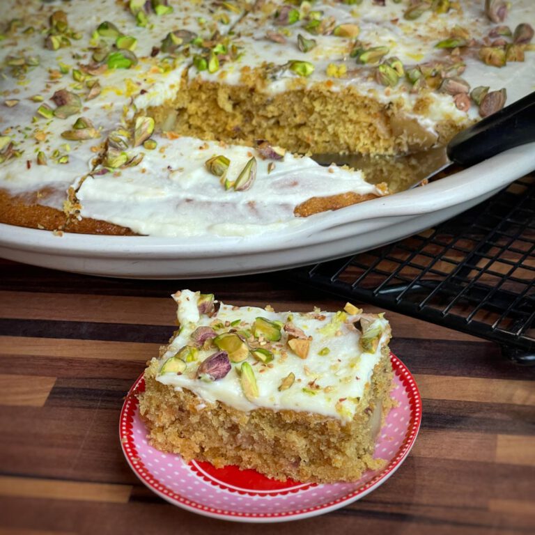 Möhren-Apfel-Pistazien Kuchen-mit Frischkäse-Zitronen-Topping